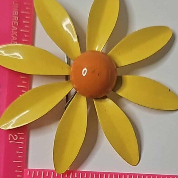 Flower Power Daisy Pin - Picture 3 of 3